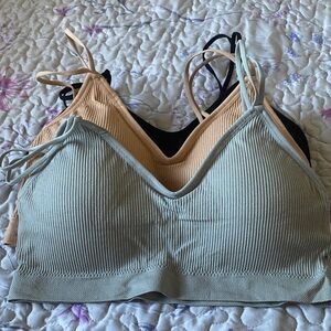 No name brand women’s size large bras